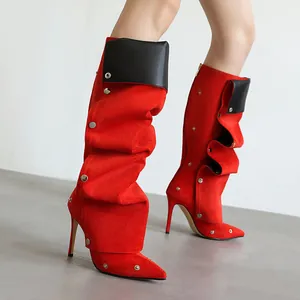 Schicke rote Wildleder-Stiefel mit silbernen Nieten und eleganten spitzen Stiletto-Absätzen
