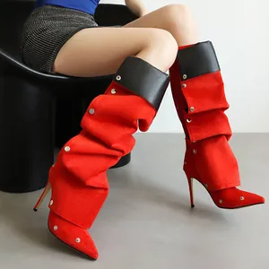 Rote Stiefel mit hohem Absatz, spitzer Zehenpartie und Nietenverzierung, trendiges Design