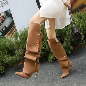 Modische braune Wildleder-Slouch-Boots mit goldenen Nieten, spitzer Kappe und Pfennigabsatz