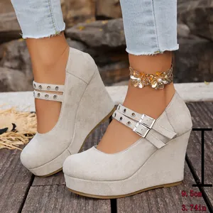 Detalle de los zapatos de cuña en gamuza beige con tacón de 9,5 cm y doble correa