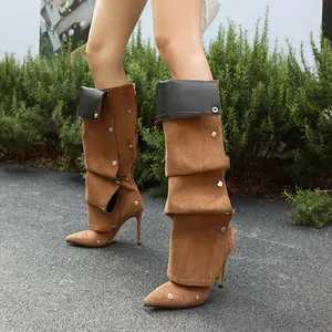Braune Wildleder-Slouch-Stiefel mit Metallnieten und spitzer Zehenpartie für Damen
