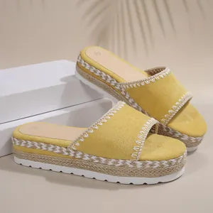 Gele damessandalen met sleehak en gevlochten touwdetails voor een modieuze zomerstijl.