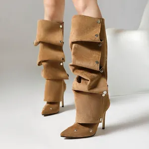 Modische braune Wildleder-Stiefel mit Nieten, hohem Absatz und spitzer Zehenpartie