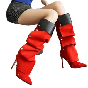 Rote Slouchy Stiletto-Stiefel mit silbernen Nieten und spitzer Zehenpartie für Damen