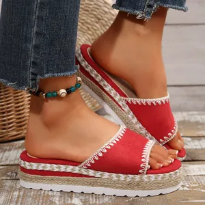 Casual rode suède platformsandalen met borduurwerk en geweven hennep sleehakken