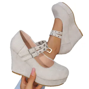 Elegantes zapatos de plataforma con cuña de ante gris claro y hebillas dobles de metal
