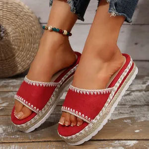 Rode plateau slippers met gevlochten hennep touw zool en witte stiksels