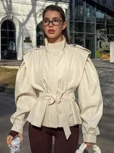 Schicker beigefarbener Windbreaker aus Kunstleder mit Gürtel für Damen Herbstmode Stil