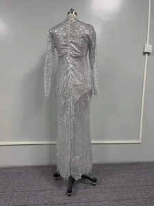 Détail en gros plan de la fermeture éclair au dos et des paillettes d'une robe de soirée