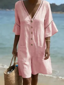 Vista dettagliata della tuta rosa con scollo a V per vacanza con ricamo e bottoni