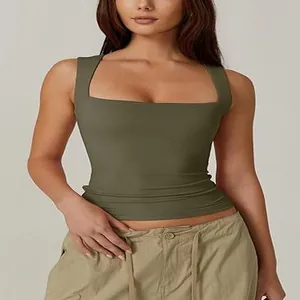 Vista dettagliata della canotta slim fit a doppio strato verde oliva con scollo quadrato donna.