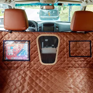 Housse de siège auto marron pour animaux avec fenêtre en filet et pochette pour tablette.