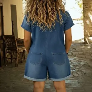 Vista posteriore di una tutina casual in denim lavato blu con comode maniche corte.