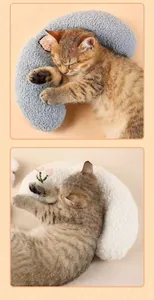 Weiches mondförmiges Plüsch-Katzenkissen mit einer schlafenden Getigerten Katze im Detail.