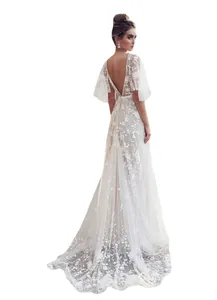 Elegante abito da sposa in pizzo bianco con scollo a V profondo sulla schiena.