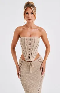 Sexy conjunto de punto de dos piezas beige con top corsé sin tirantes y falda larga
