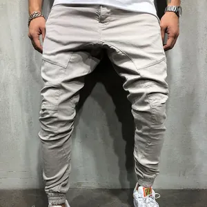 Vista detallada de pantalones jogger para hombre con rodillas plisadas y puños elásticos