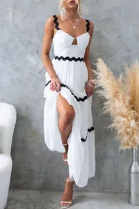 Élégante robe longue d'été blanche avec bordure ondulée noire et fines bretelles spaghetti