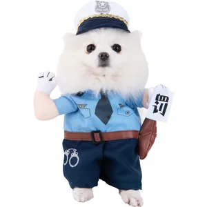 Detalle de disfraz de policía para mascota con diseño erguido y gorra de oficial.