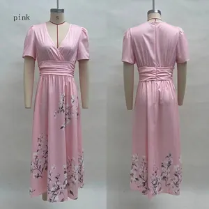 Vue détaillée de cette élégante robe longue rose à col en V et imprimé floral