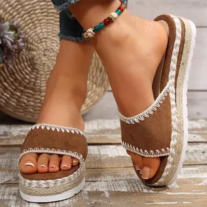 Detailweergave van bruine dames wedge sandalen met gevlochten zolen van henneptouw.
