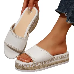 Witte dames sandalen met sleehak en gevlochten details van henneptouw.
