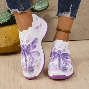 Gros plan de baskets flyknit blanches avec un imprimé libellule et fleurs violettes