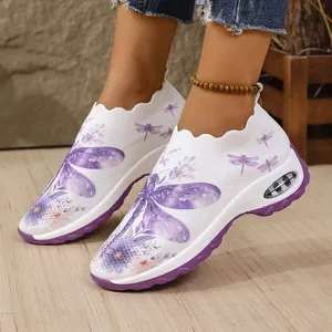 Gros plan sur l'imprimé libellule violette et fleurs des baskets blanches fly-knit femme