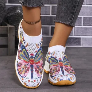Gros plan sur des chaussures de sport fly-knit avec imprimé papillon éclatant
