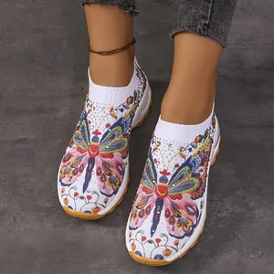 Détail de baskets en maille pour femmes avec imprimé papillon coloré et strass