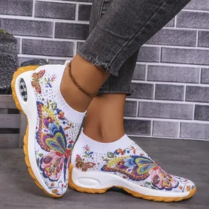 Vue détaillée de baskets en maille pour femmes avec imprimé papillon et strass brillants