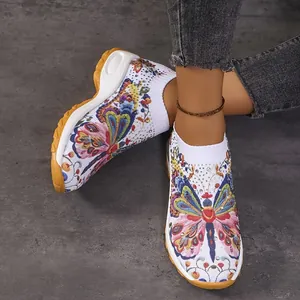 Détail de baskets fly-knit pour femmes avec imprimé papillon et strass brillants