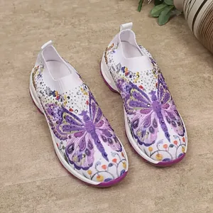 Détail de baskets légères en maille pour femmes avec imprimé papillon violet