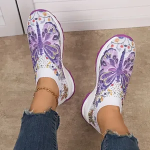 Gros plan de baskets pour femmes avec imprimé papillon violet et strass brillants.