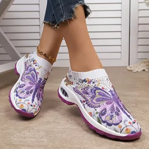 Gros plan de baskets légères flyknit avec imprimé papillon violet pour femmes portées