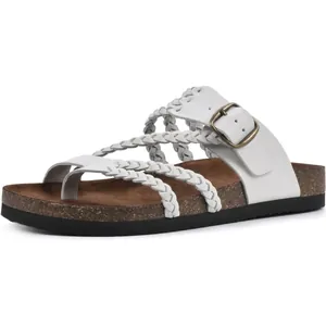 Vue macro détaillée des lanières tressées blanches et de la boucle bronze sur sandales