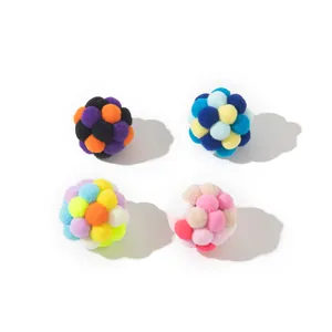 Dettaglio di quattro palline colorate di peluche per il gioco interattivo dei gatti