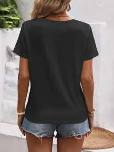 Vue arrière détaillée d'un t-shirt noir décontracté à manches courtes pour femme