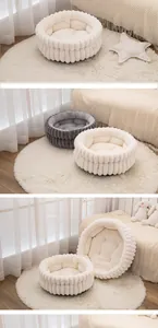 Dettagli di una calda cuccia rotonda in peluche spessa per animali, colori bianco e grigio