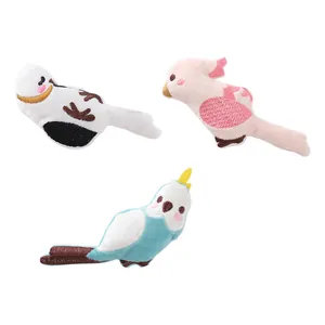 Set di 3 giocattoli colorati in peluche a forma di uccello con erba gatta per gatti e gattini.