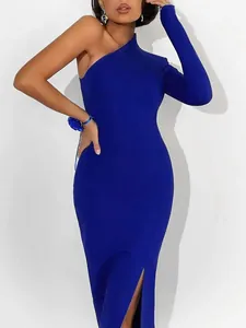 Primer plano detallado de un elegante vestido de noche azul real con un hombro y abertura
