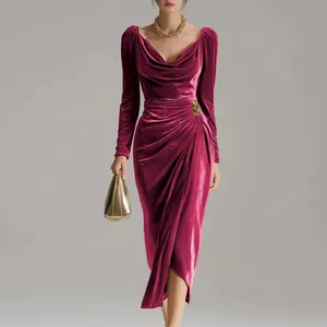 Elegantes langärmeliges Maxikleid aus fuchsiafarbenem Samt mit Raffung und Schlitz.