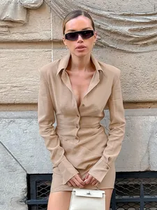 Vestido camisero beige elegante de manga larga con pliegues irregulares y entallado