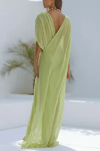 Detailansicht des eleganten lindgrünen, rückenfreien Maxi-Strandkleides mit Falten