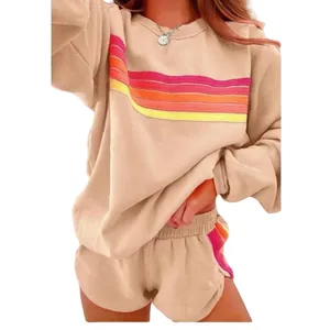 Detailansicht eines lässigen Damen-Beige-Sweatshirts und gestreiften Shorts-Sets.