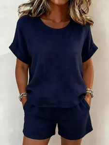 Lässiges Damen-Zweiteiler-Set mit Rundhalsausschnitt, Kurzarm-Top und passenden Shorts.