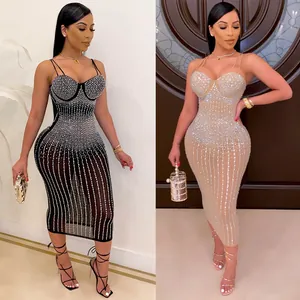 Vista dettagliata di abiti bodycon trasparenti con strass in nero e champagne