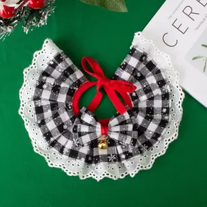 Gedetailleerd overzicht van kerst halsband voor huisdieren met geruit patroon en kant