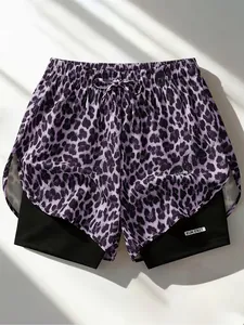 Vista dettagliata degli shorts sportivi 2-in-1 leopardati con fodera interna