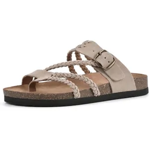 Détail de sandales plates tressées pour femmes avec lanières en daim kaki et boucle.